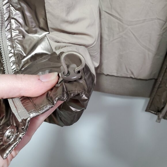 ANTHROPOLOGIE Daily Practice Metallic Puffer Vest Hooded Crop Gold Women's Large - Picture 9 of 14